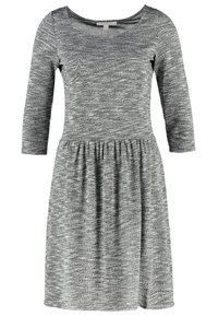 Szara dzianinowa sukienka z rękawami do połowy ramienia, okrągłym dekoltem, marszczonym pasem i rozkloszowanym dołem. Teksturowany wzór w różnych odcieniach szarości.