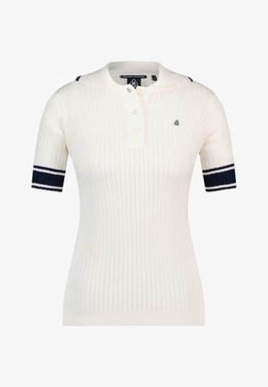 Camisa polo blanca de manga corta con canalé, franjas azul marino en las mangas, tres botones en la parte delantera y pequeño logotipo triangular en el pecho.