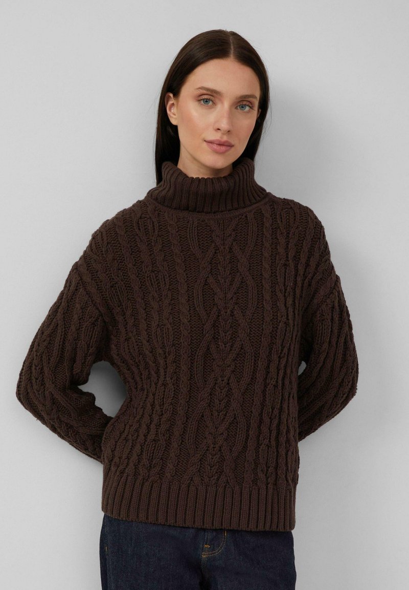Brauner, grob gestrickter Pullover mit hohem Rollkragen, ausgestattet mit einem dicken, gerippten Saum und lockerem Schnitt. Strukturierter Stoff mit Muster im gesamten Gewebe.