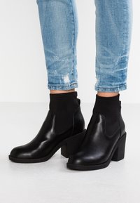 Even&Odd Tronchetti - black