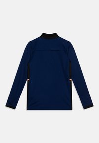 Maglietta a maniche lunghe blu navy con lati e colletto neri. Presenta una cucitura sul retro e un sottile accento arancione sul lato. Tessuto dalla texture liscia.