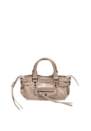 Petit sac à main en cuir beige avec doubles poignées, poche avant zippée avec bordure décorative et longues tirettes en cuir sur fond blanc.