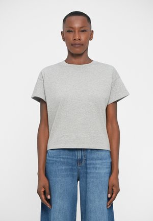 Grå T-skjorte med kort erm og rund hals, i avslappet passform og myk tekstur, delt med høy midje blå denim vide bukser.
