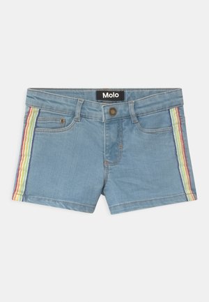 Lichtblauwe denimshorts met een regenboogstreep aan elke kant, knoopsluiting en riemlussen, met het label "Molo" op de tailleband.