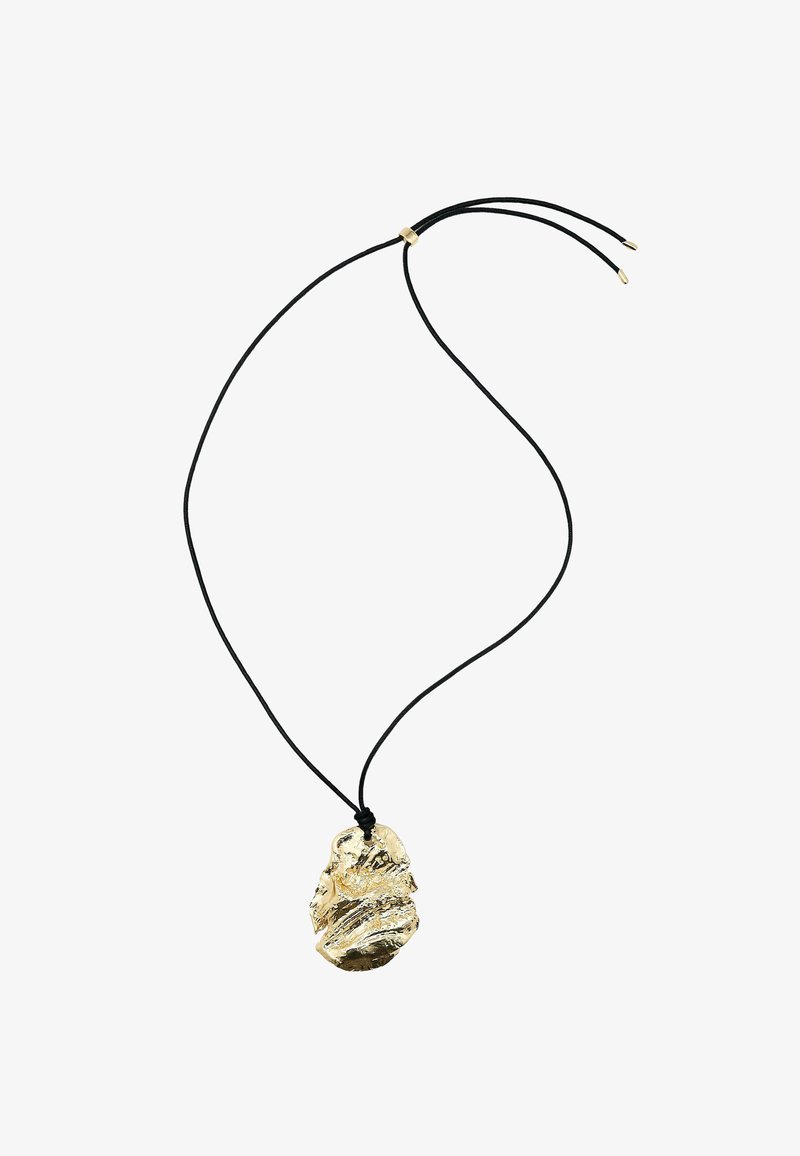 Collier réglable en corde noire avec un pendentif doré texturé de forme irrégulière suspendu au centre.