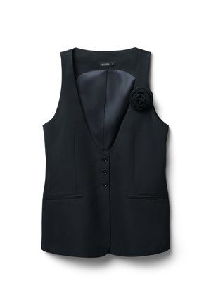 Gilet nero con scollatura a V profonda, chiusura a cinque bottoni, due tasche laterali, interni in satin e un fiore di stoffa decorativo sulla spalla sinistra.