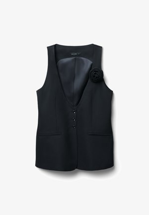 Schwarze Weste mit tiefem V-Ausschnitt, fünf Knopfverschluss, zwei Seitentaschen, Satininnenfutter und einem Stoffblumenakzent an der linken Schulter.
