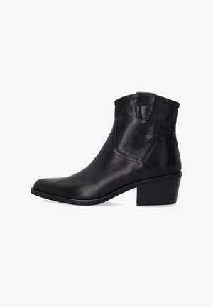 Czarne skórzane botki za kostkę z szpiczastym noskiem, niskim słupkiem, stębnowanym wykończeniem oraz uchwytem z tyłu, umożliwiającym łatwe zakładanie.