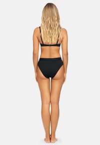 Czarny zestaw bikini o minimalistycznym designie; zawiera prostą górę w formie braletu oraz wysokie majtki, gładką strukturę i brak widocznych wzorów.