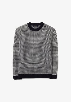 Suéter de punto en azul marino y blanco con cuello redondo, que presenta un patrón texturizado y puños y dobladillo acanalados. La etiqueta dice "PILOMBO."