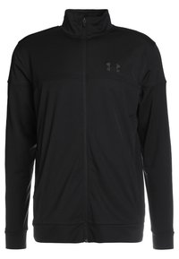 Chaqueta de chándal negra hecha de un tejido suave, con cierre de cremallera en la parte delantera, cuello alto y un logo sutil en el lado izquierdo del pecho. Mangas largas y dobladillo acanalado.