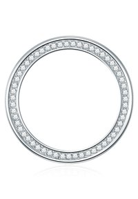 Runder Silberring mit einem Band, das mit mikroskopisch eingesetzten klaren Edelsteinen um den äußeren Rand versehen ist und ein funkelndes, kreisförmiges Design schafft.