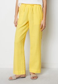 Marc O'Polo PANTS JOGGER STYLE STRAIGHT LEG MEDIUM WAIST DRAWSTRING - Broek - corn yellow