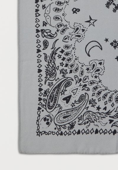 Γωνία γκρι μαντήλι με μαύρα σχέδια παϊέτας, αστέρια, καρδιές, ημισελήνους, φτερά και μικρά κρανία σε ένα λεπτομερές περιμετρικό σχέδιο.