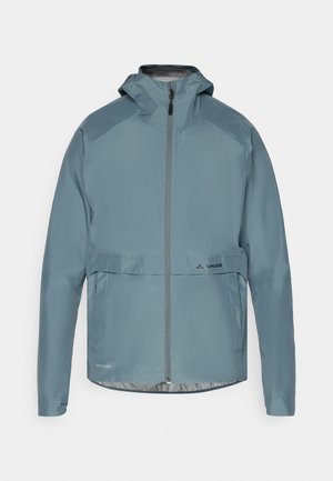 Veste waterproof bleu clair avec un col montant, fermeture éclair à l'avant et un logo en bas. Texture lisse avec des manches longues et une capuche.