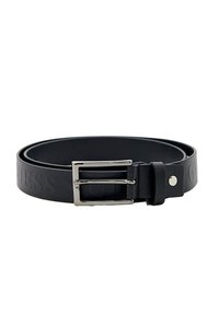 Cinturón de piel negra con una hebilla de metal plateado y el logotipo "GUESS" grabado a lo largo de su longitud. Textura suave con un hardware mínimo.