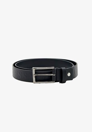Zwarte leren riem met een zilveren metalen gesp en ingezoomde "GUESS" branding over de lengte. Gladde textuur met minimale hardware.