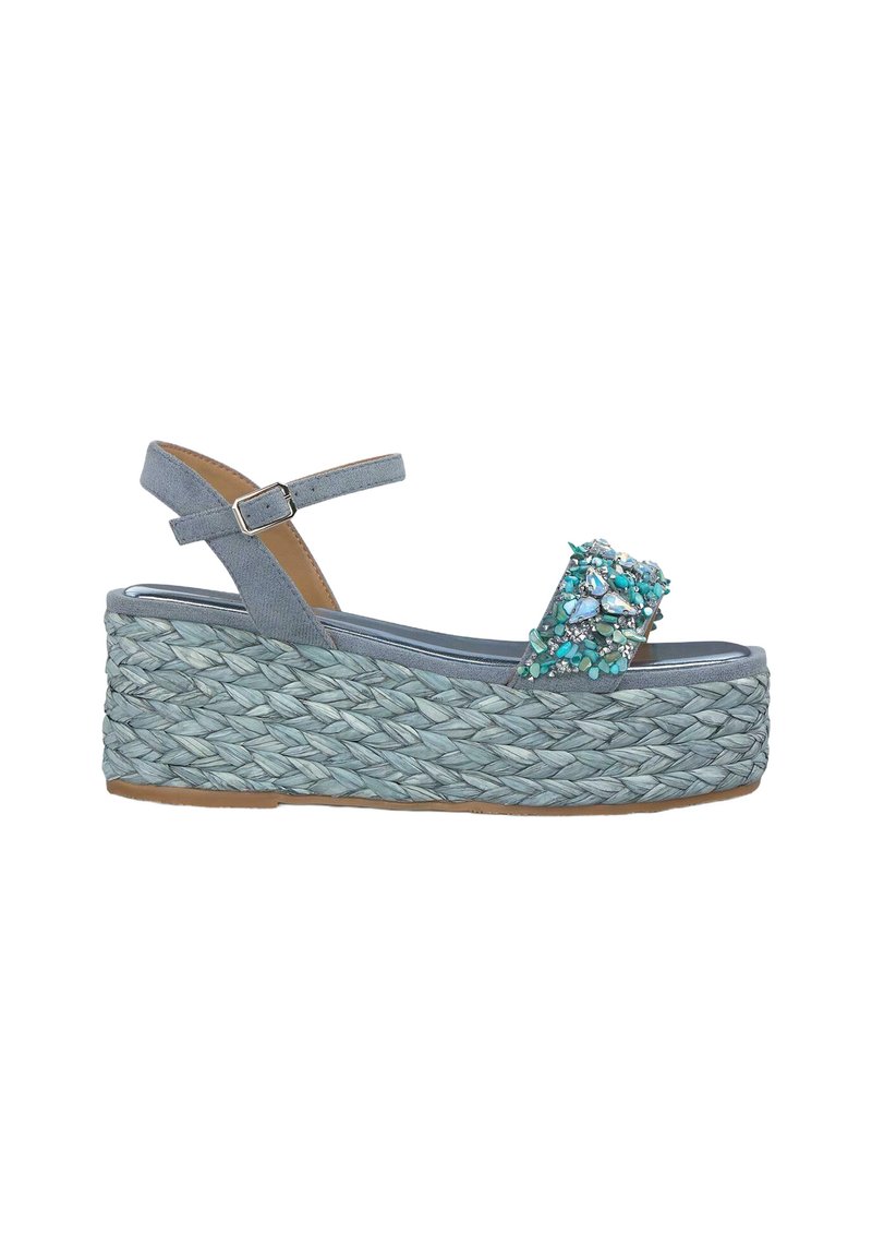 Les sandales bleu en forme de coin présentent une semelle en espadrille tissée, une sangle cheville ajustable et un accent bijou sur le bout. Tissu texturé et rembourrage visibles.