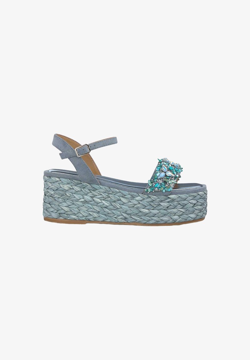 I sandali wedge blu presentano una suola espadrille intrecciata, una cinghia alla caviglia regolabile e un accento gioiello sulla punta. Tessuto testurizzato e imbottitura visibile.