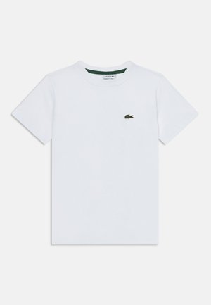 Άσπρο κοντομάνικο T-shirt με στρογγυλή λαιμόκοψη, με μικρό πράσινο λογότυπο κροκοδείλου στο αριστερό στήθος και μια ετικέτα μέσα στον γιακά.