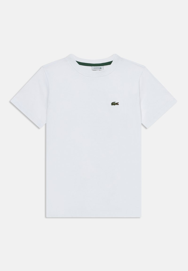 T-shirt blanc à manches courtes et col rond avec un petit logo crocodile vert sur le côté gauche de la poitrine et une étiquette à l'intérieur du col.