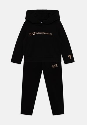 Set di felpa e pantaloni in cotone nero con cappuccio, stampa del logo dorato sul petto e dettagli abbinati sui pantaloni.