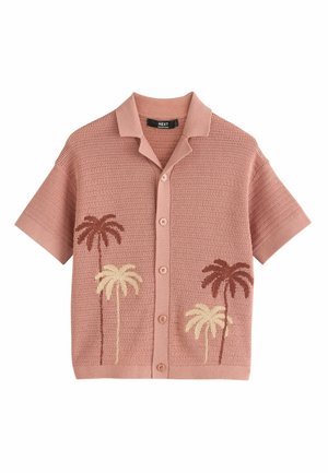 Krótka koszula z dzianiny na guziki w kolorze pudrowego różu z wzorem palm w kremowym i brązowym na przodzie.