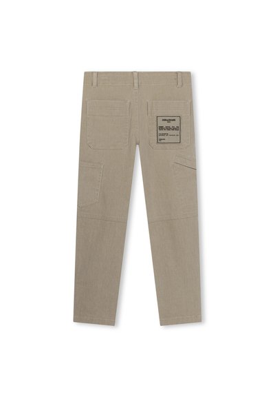 Pantalon cargo beige avec plusieurs poches, un label en patch rectangulaire au dos et une coupe droite. Tissu texturé, détails cousus.