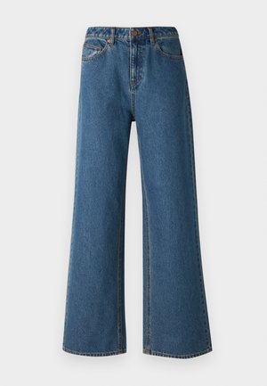 Jeans en denim bleu clair à jambes larges avec une taille haute, deux poches avant et des détails de couture subtils. Présentent une fermeture à bouton et des passants de ceinture.