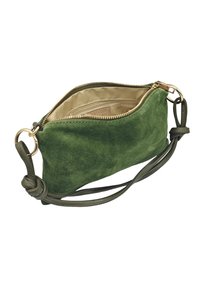 Sac à bandoulière en suède vert avec une fermeture éclair, des garnitures en métal doré et une bandoulière en cuir noué. L'intérieur présente une doublure beige.