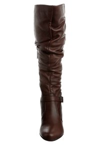 Bota de cuero marrón hasta la rodilla con diseño caído, textura suave y cremallera lateral. Presenta una correa con un detalle de hebilla en el tobillo.