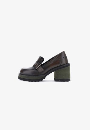 Braune Leder-Absatzschuhe mit einem breiten grünen Wildlederblockabsatz und silbernem Schnallen-Detail. Mit abgerundetem Zehenbereich und strukturiertem Profil.