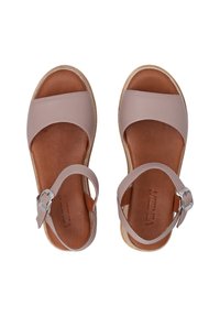 Roze leren sandalen met een brede band, verstelbare enkelband en een textuur bruine binnenzool. Voorzien van een metalen gesp als accent.