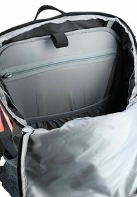Schwarzer und grauer Rucksackinnenteil mit einer glatten, grauen Futterung, einer Reißverschlusstasche und einem gerafften Fach zur Organisation.