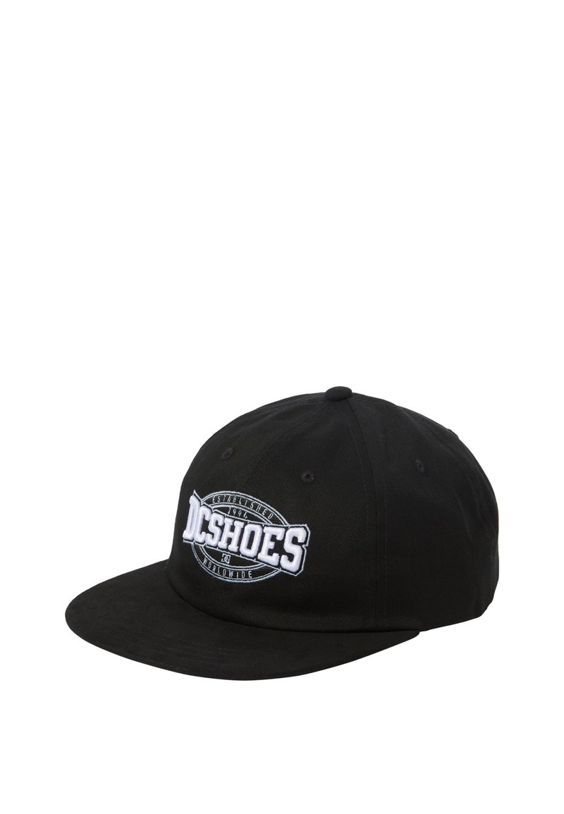 Gorra negra de algodón, con visera plana. Logotipo bordado "DC Shoes" en blanco, con un diseño de insignia circular en la parte frontal.