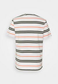 Korte mouw T-shirt van witte katoen met horizontale strepen in donkergroen en felroze. Het heeft een ronde hals en een rechte zoom.