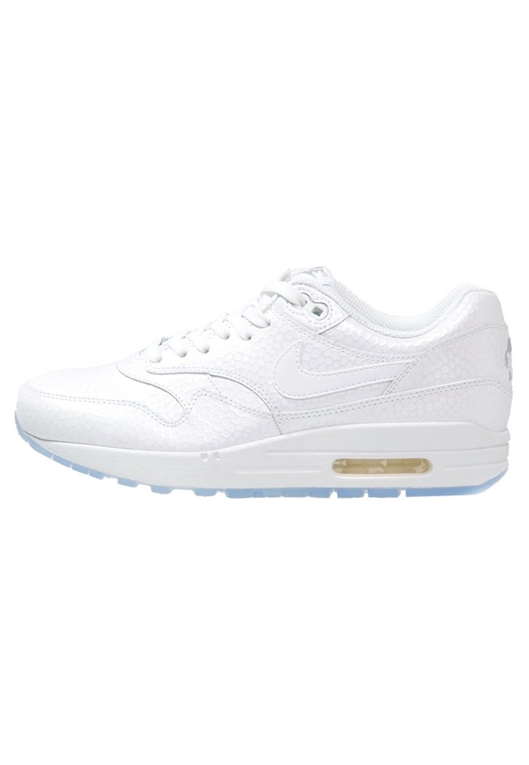 Vita Nike Air Max med texturerad ovandel, synlig luftkuddning i en klar sula, traditionell snörning och en slät läderfinish.