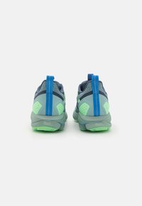 Sportliche Schuhe mit einem blauen und grünen Design, Obermaterial aus Mesh, gepolstertem Kragen und Gummisohlen mit strukturierten Akzenten sowie einer Schlaufe zum einfachen Anziehen.
