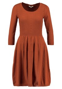 Robe en maille couleur rouille avec manches longues, présentant un buste texturé, une taille cintrée et une jupe évasée avec une finition lisse.