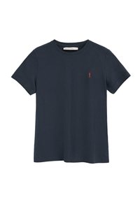 T-shirt in cotone blu scuro con maniche corte, colletto a costine e un piccolo logo rosso sul lato sinistro del petto. Texture liscia, vestibilità classica.