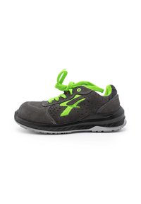 Scarpa sportiva in suede grigia con dettagli verdi, caratterizzata da perforazioni, design con lacci e una spessa suola in gomma nera e grigia.