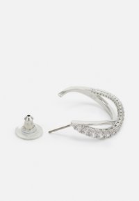 Silver hoopörhänge med en böjd design, prytt med insatta klara kristaller längs kanten. Inkluderar en metallstift och baksida.