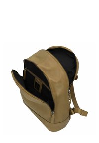 Mochila de cuero marrón con un diseño semi estructurado. Cuenta con un interior de tela negra y múltiples compartimentos con cremallera para organización.