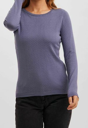 Purppuranvärinen teksturoitu neulepaita pyöreällä pääntiellä ja pitkillä hihoilla, jossa on hienovarainen kuviointi sekä resorit hihoissa ja helmassa.