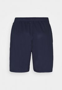 Pantalones cortos de color azul marino con cintura elástica, textura suave y corte recto. Detallados con bolsillos laterales y sutiles acentos de costura.