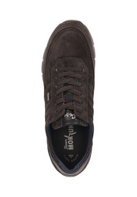 Braune Wildleder-Sneaker mit runder Zehenpartie, Schnürung vorne, gepolstertem Kragen und blauer Innenauskleidung, die dezente Markendetails aufweist.