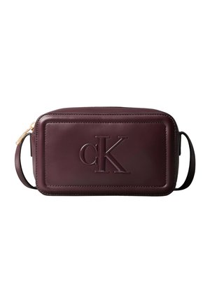 Prostokątna ciemnobrązowa skórzana torba na ramię z wytłoczonym logo "cK" na przodzie i złotym zamkiem błyskawicznym z jednej strony.