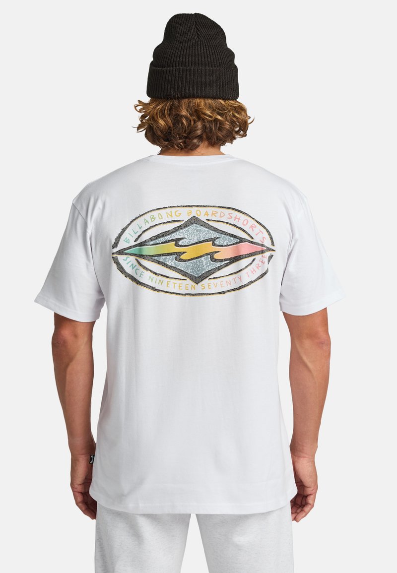 Camiseta de algodón blanca con un gran gráfico colorido en la parte de atrás que presenta una forma de diamante, texto y un diseño de playa.