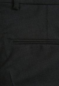 Schwarze Hose aus glattem, strukturiertem Stoff. Verfügt über eine einzelne Tasche mit subtilen Nähdetails und einem klaren, modernen Design.