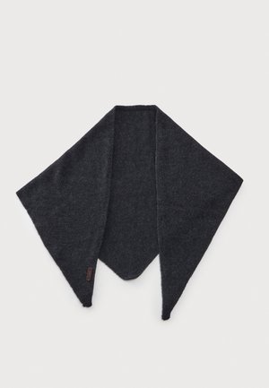 Bufanda triangular de lana de color gris oscuro con una pequeña etiqueta rectangular en una esquina, extendida sobre un fondo claro.